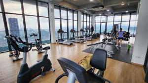 Fitness centrum a/nebo fitness zařízení v ubytování EkoCheras with Balcony Sunshine Cosy Condo Next to MRT Stay 3 or 4 Pax