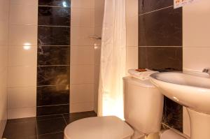 un baño con inodoro y lavabo en HOTEL RUTA 40 VILLA DE LEYVA, en Villa de Leyva 37 fotos más