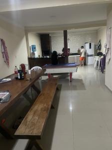 - un salon avec une table de ping-pong et des bancs dans l'établissement Casa na serra, à Meruoca