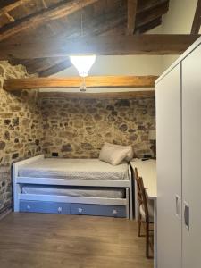 ein Schlafzimmer mit einem Bett und einem Schreibtisch in einem Zimmer in der Unterkunft La Casita de Verdiago in Verdiago + 37 Fotos