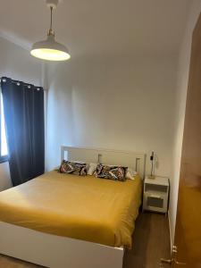 Una cama o camas en una habitación de Apt Flora