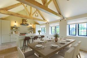 eine Küche und ein Esszimmer mit einem Holztisch und Stühlen in der Unterkunft Higginson House in Marlow