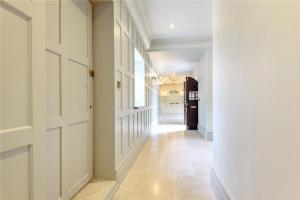 ein Flur mit einer weißen Tür und ein Flur mit einem Flur in der Unterkunft Higginson House in Marlow