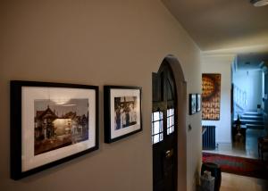 drei Bilder an der Wand eines Wohnzimmers in der Unterkunft Higginson House in Marlow + 17 Fotos