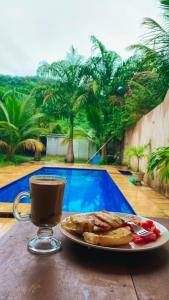 une assiette de nourriture et une tasse de café sur une table dans l'établissement Casa na serra, à Meruoca