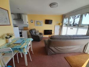 Η κουζίνα ή μικρή κουζίνα στο 'Sunnyside' Chalet, walk to the beach & close to Norfolk broads - pet friendly!