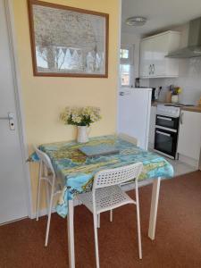 Η κουζίνα ή μικρή κουζίνα στο 'Sunnyside' Chalet, walk to the beach & close to Norfolk broads - pet friendly!