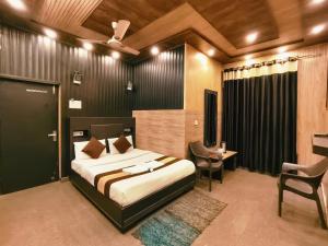 Postel nebo postele na pokoji v ubytování Hotel Pardesi,Har ki pauri Road Haridwar