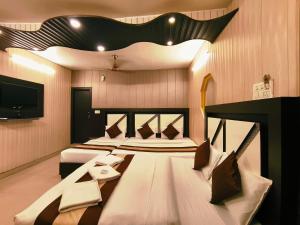 Postel nebo postele na pokoji v ubytování Hotel Pardesi,Har ki pauri Road Haridwar