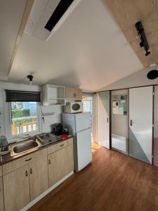 Kuchyň nebo kuchyňský kout v ubytování Le Mobil Home chez Cathy - 6pers