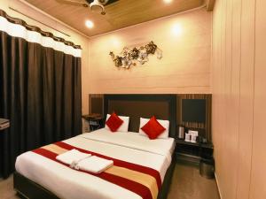 Postel nebo postele na pokoji v ubytování Hotel Pardesi,Har ki pauri Road Haridwar