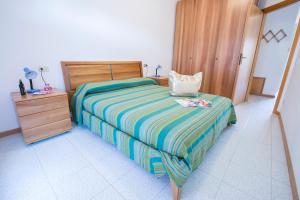ピネートにあるGemma Pineto Vacanzaのベッドルーム(大型ベッド1台、ドレッサー付)