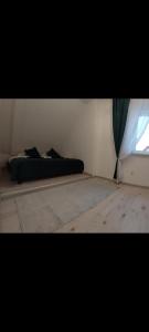 een kamer met een bed en een raam bij Apartament Górskie Zacisze in Szklarska Poręba