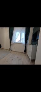 een slaapkamer met een groot raam en een dressoir en een dressoir bij Apartament Górskie Zacisze in Szklarska Poręba