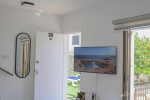 Μια τηλεόραση ή/και κέντρο ψυχαγωγίας στο Cavo Greco Oasis