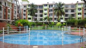 a swimming pool in the middle of a building at Premium Luxury -1BHK at Candolim Beach with Free Wifi and Pool in Candolim