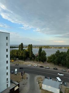 a view of a highway with a building and a river at Стильна і сучасна квартира з двома спальнями біля Дніпра! in Cherkasy