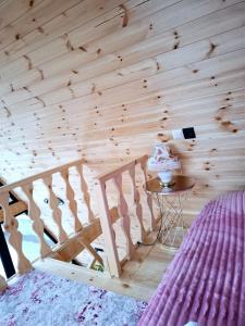 Una habitación con una pared de madera y una mesa con un pastel. en Redi house, en Batumi