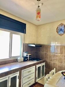 een keuken met een aanrecht en een raam bij Casa Aziza in Chefchaouene