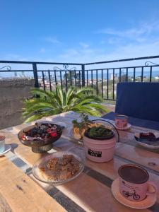 Una mesa con platos de comida en un balcón. en Redi house, en Batumi