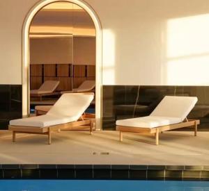 Bazén v ubytování La Suite Design Dunkerque Plage à 50 mTerrasse Sud nebo v jeho okolí