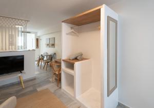 Televisyen dan/atau pusat hiburan di WHITE W2 new studio in Naousa