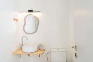 Bilik mandi di WHITE W2 new studio in Naousa +16 gambar