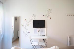TV a/nebo společenská místnost v ubytování Cozy Piramide Rooms