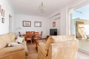 un soggiorno con 2 divani e una sala da pranzo di La veleta a Gerena