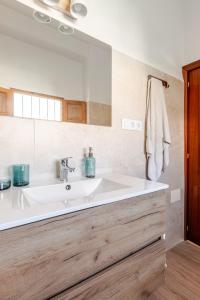 un bagno con un lavandino bianco e uno specchio di La veleta a Gerena