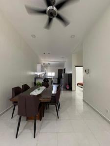 a dining room with a table and a ceiling fan at FA homestay in Kuantan +6 photos
