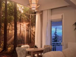 ein Esszimmer mit einem Wandbild eines Waldes in der Unterkunft Serres Best For Rest in Serres