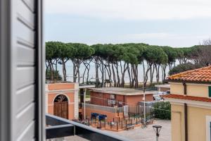 una vista da una finestra di una città con alberi di HC Pineto a Pineto