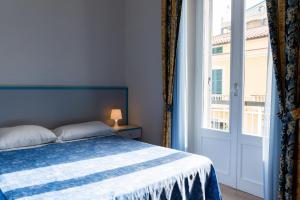 una camera da letto con un letto e una grande finestra di HC Pineto a Pineto