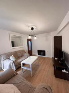 a living room with a couch and a table at Cómodo apartamento a 5 minutos del centro in Santander