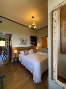 une chambre avec un lit dans une pièce dans l'établissement Cores da Mata - Casa de Charme, à Tiradentes