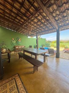 - une table de ping-pong dans une pièce dotée d'un mur vert dans l'établissement Cores da Mata - Casa de Charme, à Tiradentes 28 autres photos