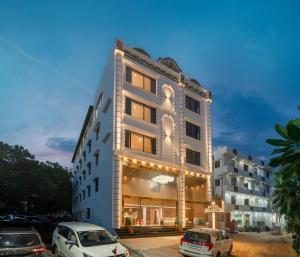 un edificio con auto parcheggiate di fronte di Hotel Sri Ashvik Rameswaram a Rāmeswaram
