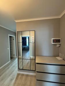 an empty room with a mirror and a counter at Стильна і сучасна квартира з двома спальнями біля Дніпра! in Cherkasy