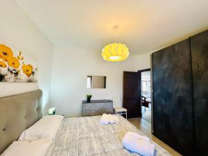a bedroom with a large bed in a room at Villa Verde in Badesi