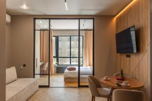 un salon avec un canapé et une table dans l'établissement GlowNest Apartment Near Mega, à Almaty