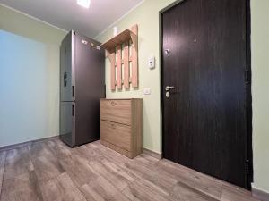 a hallway with two doors and a wooden closet at SouthBrise Apartments - Garsoniera Mangalia - 100m de plajă in Mangalia +1 photo
