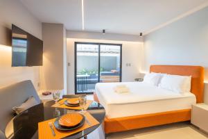 a hotel room with a bed and a dining room at Beach Haus #05 - Studio com Jacuzzi por Carpediem in João Pessoa +33 photos