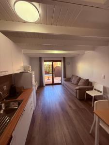 Una cocina y una sala de estar con un sofá y una mesa. en Casa Amore, en Parque Holandes