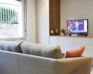 Televízia a/alebo spoločenská miestnosť v ubytovaní OPARADI "Le Moderne" - Confort & bord de mer