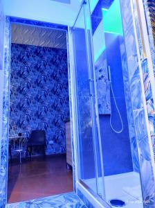 una doccia con una porta in vetro in un bagno di Holding House -Close train station and port a Salerno