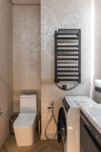 une salle de bains avec toilettes et lavabo dans l'établissement GlowNest Apartment Near Mega, à Almaty 62 autres photos