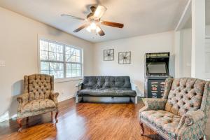 Gallery image of 18 Mi to Downtown Atlanta Quiet Home with Fire Pit in Lithia Springs