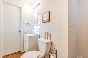 Un baño blanco con inodoro y lavabo. en 18 Mi to Downtown Atlanta Quiet Home with Fire Pit, en Lithia Springs 17 fotos más