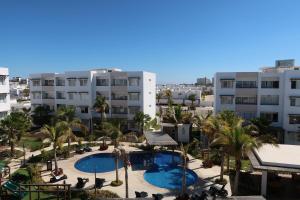 Una vista de la piscina desde el balcón de un hotel. en apartment 5 minutes from the beach, en Mazatlán